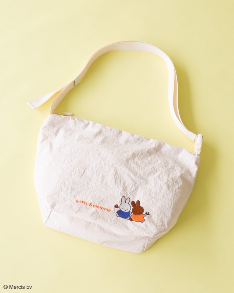 「miffy/ナイロンショルダーBag」（カラー：Light Beige　3990円）