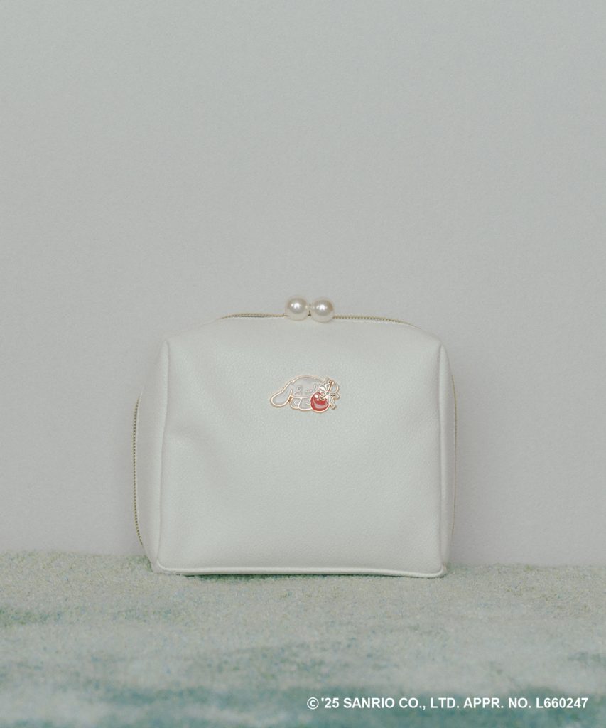 VIS【シナモロール】VIS別注ポーチ（カラー：ホワイト・サックス　各4389円　WEB限定）