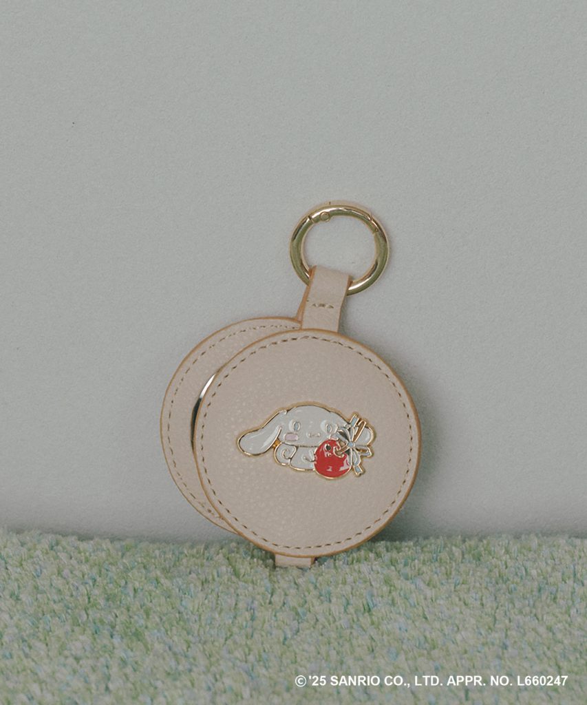 VIS【シナモロール】VIS別注ミラーチャーム（カラー：サックス・ベージュ　各2409円）