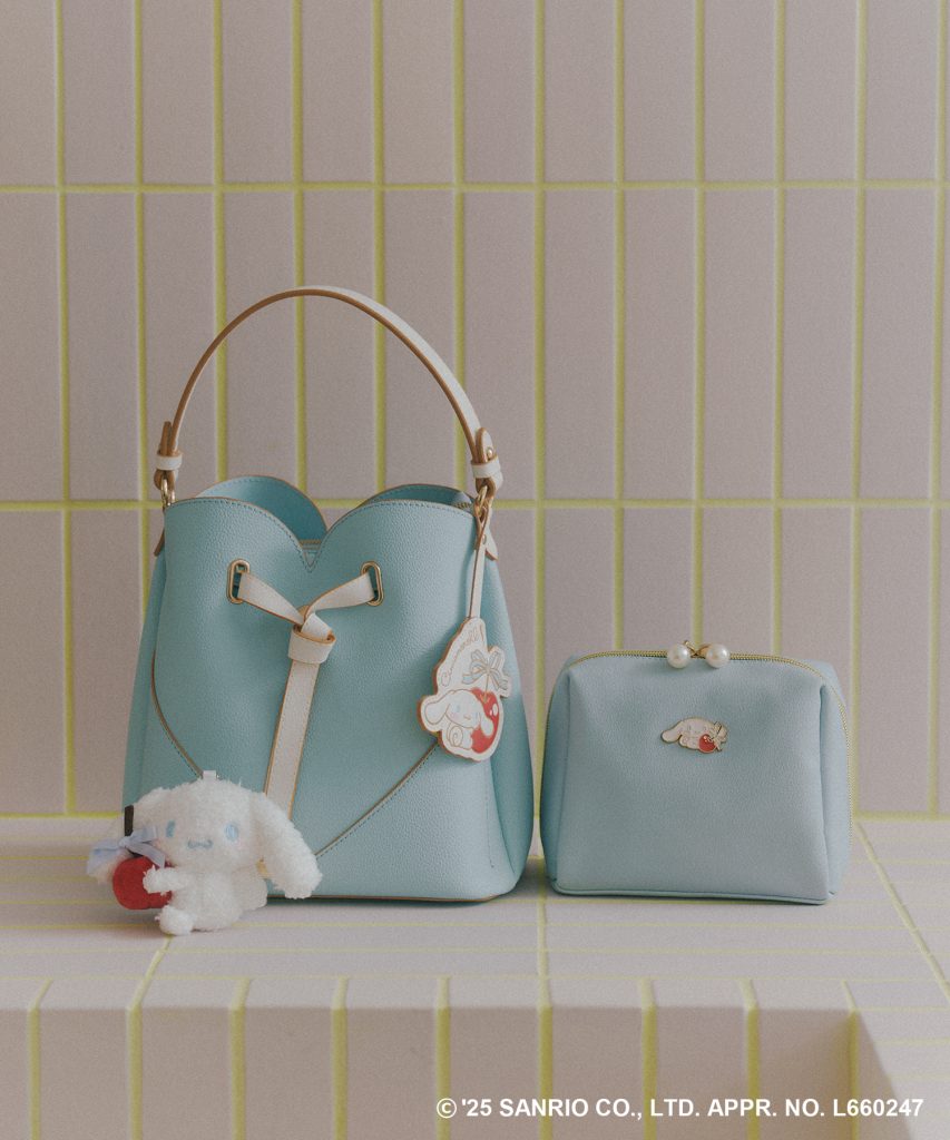 VIS【シナモロール】VIS別注ハートカットバッグ（ミディアム　カラー：ホワイト・サックス　各7909円）