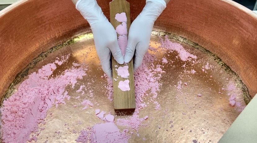 落雁づくりの様子（別商品のイメージを含む）