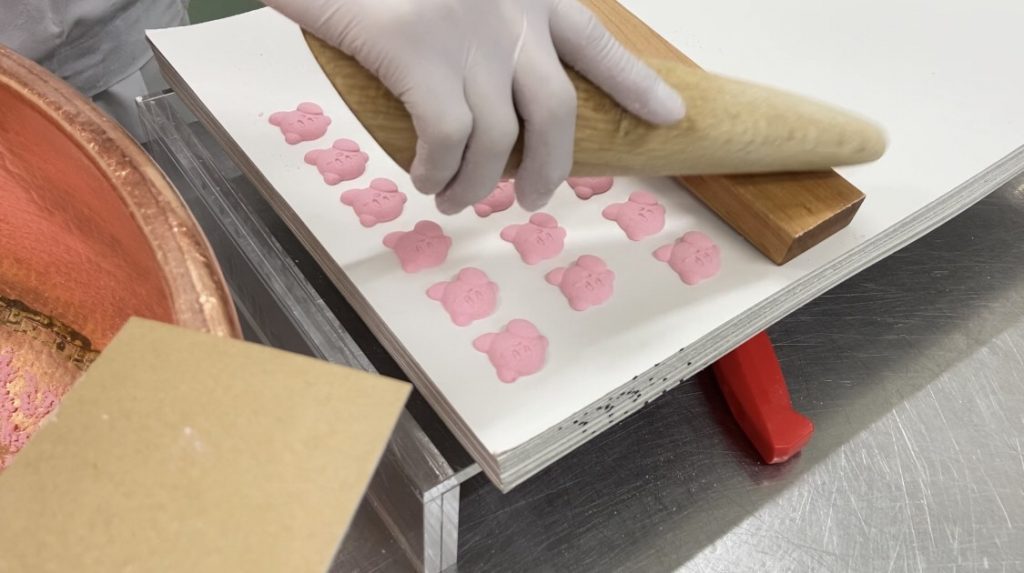 落雁づくりの様子（別商品のイメージを含む）