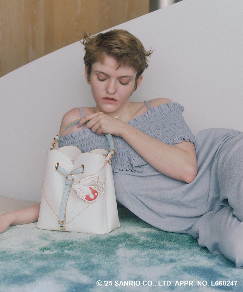 VIS【シナモロール】VIS別注ハートカットバッグ（ミディアム　カラー：ホワイト・サックス　各7909円）