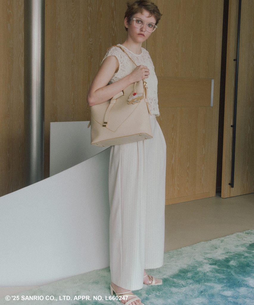 VIS【シナモロール】VIS別注ハートカットバッグ（ラージ　カラー：ベージュ　8899円）