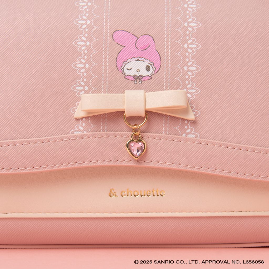 アニバーサリー限定アートと、オリジナルのレース柄がフロントにプリントされている。