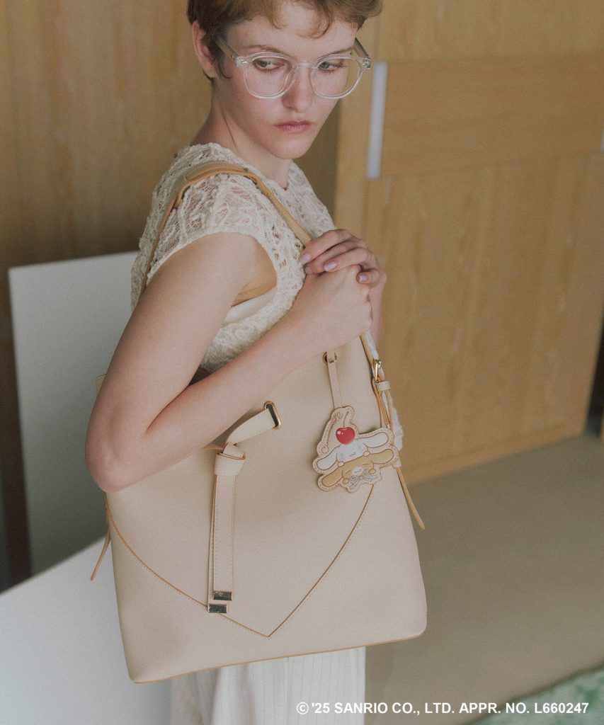 VIS【シナモロール】VIS別注ハートカットバッグ（ラージ　カラー：ベージュ　8899円）