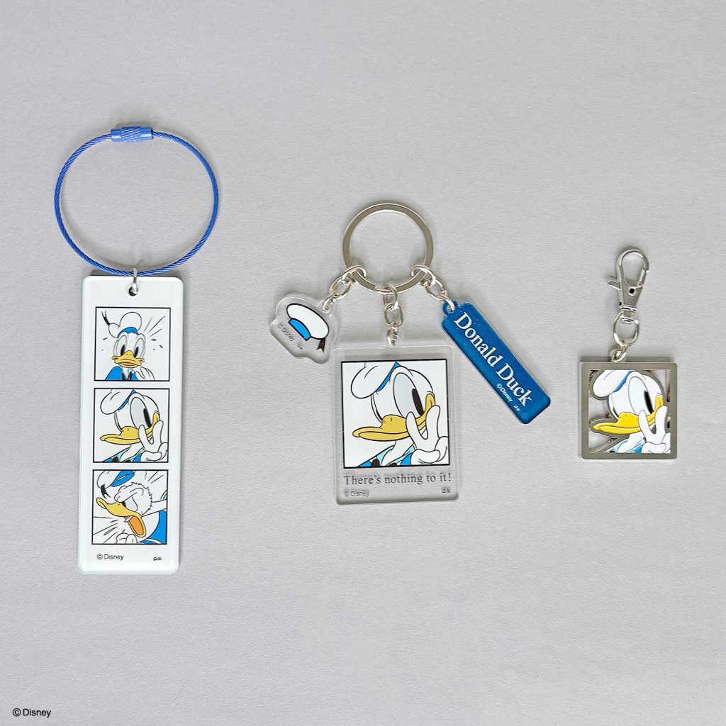 「3連アクリルキーホルダー」「縦長アクリルキーホルダー」「メタルキーホルダー」（各220円）