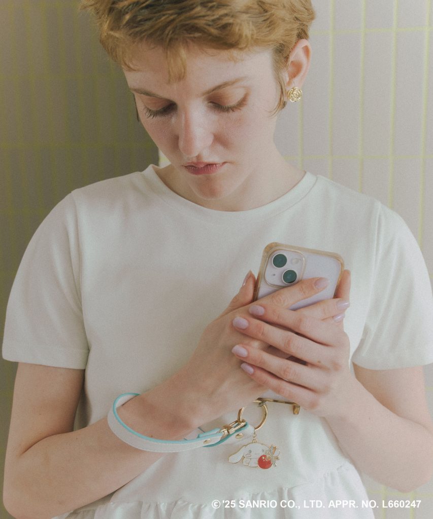 VIS【シナモロール】VIS別注マルチスマホスショルダー・ストラップ（2937円）