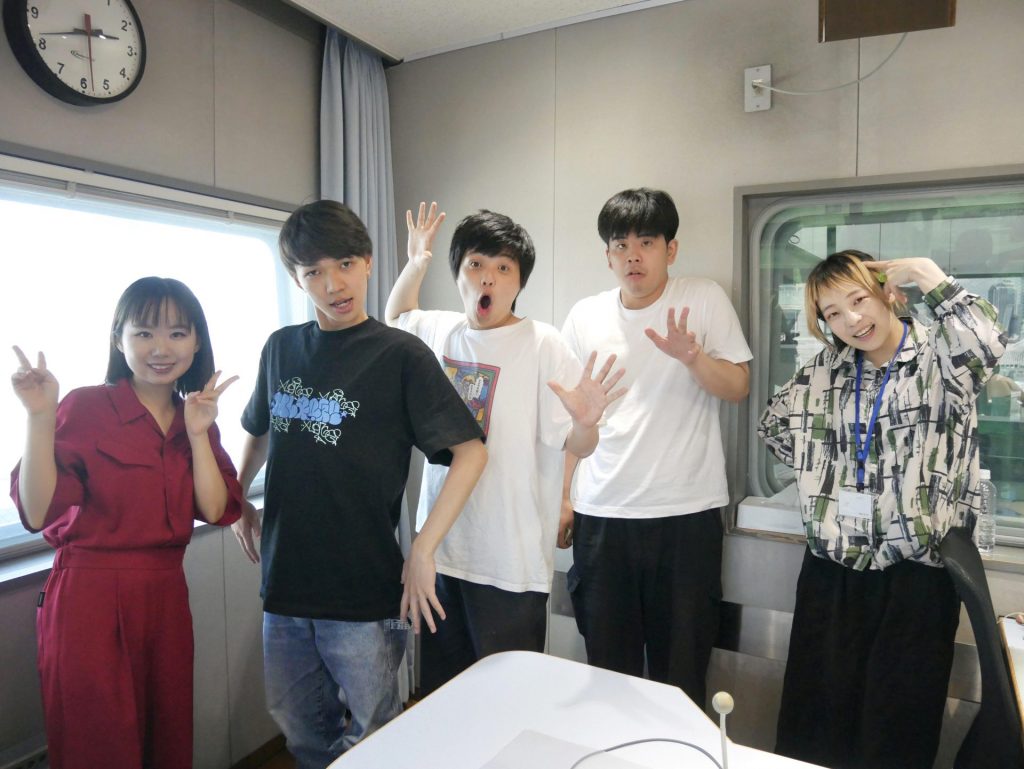 生姜猫の川﨑、ケージュ、カンサイ（中央左から）、はるかぜに告ぐの一色といろ（左）、とんず（右）