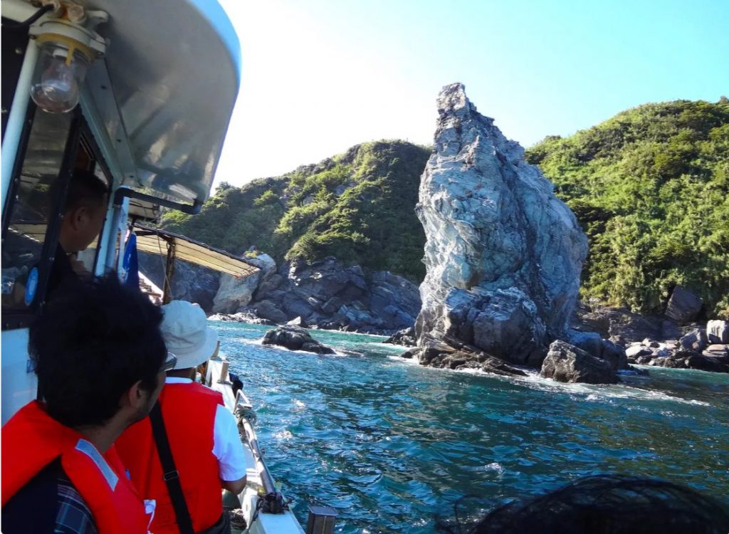 ひょうごフィールドパビリオンのプレミア・プログラムに認定されている「沼島おのころクルーズ」の様子（画像提供：淡路県民局）