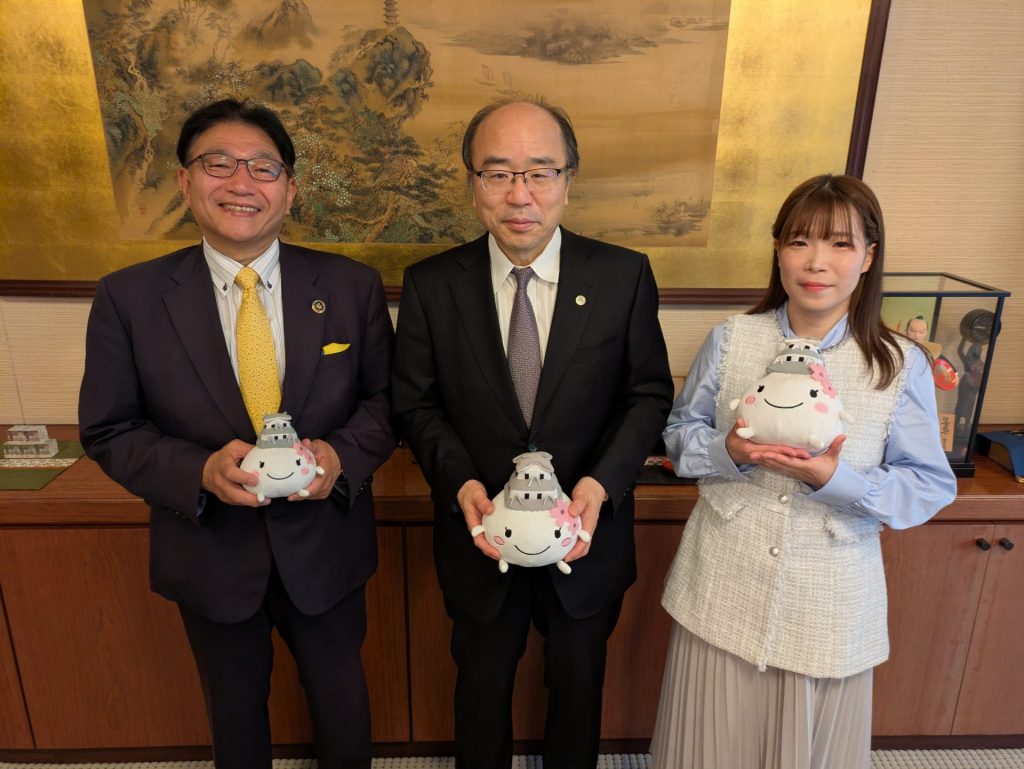 写真中央：国立大学法人神戸大学学長の藤澤正人さん　左：パーソナリティの清元秀泰姫路市長　右：ナビゲーターの洲崎春花