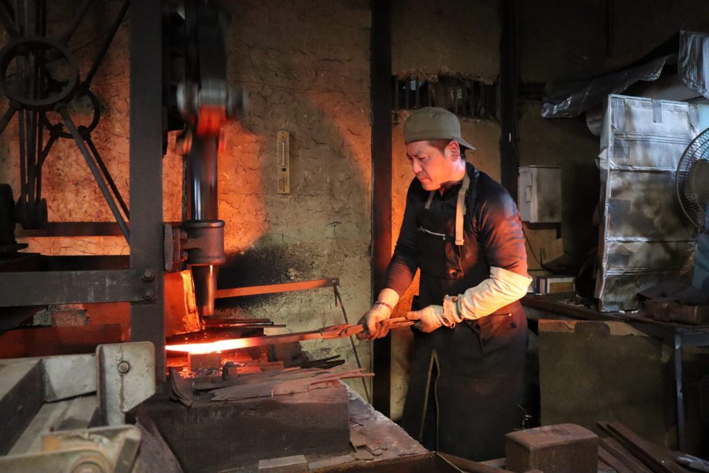 金物のまち・三木で、包丁を作る昔ながらの工程を見学　実際の製造過程も体験できる（画像提供：北播磨県民局）