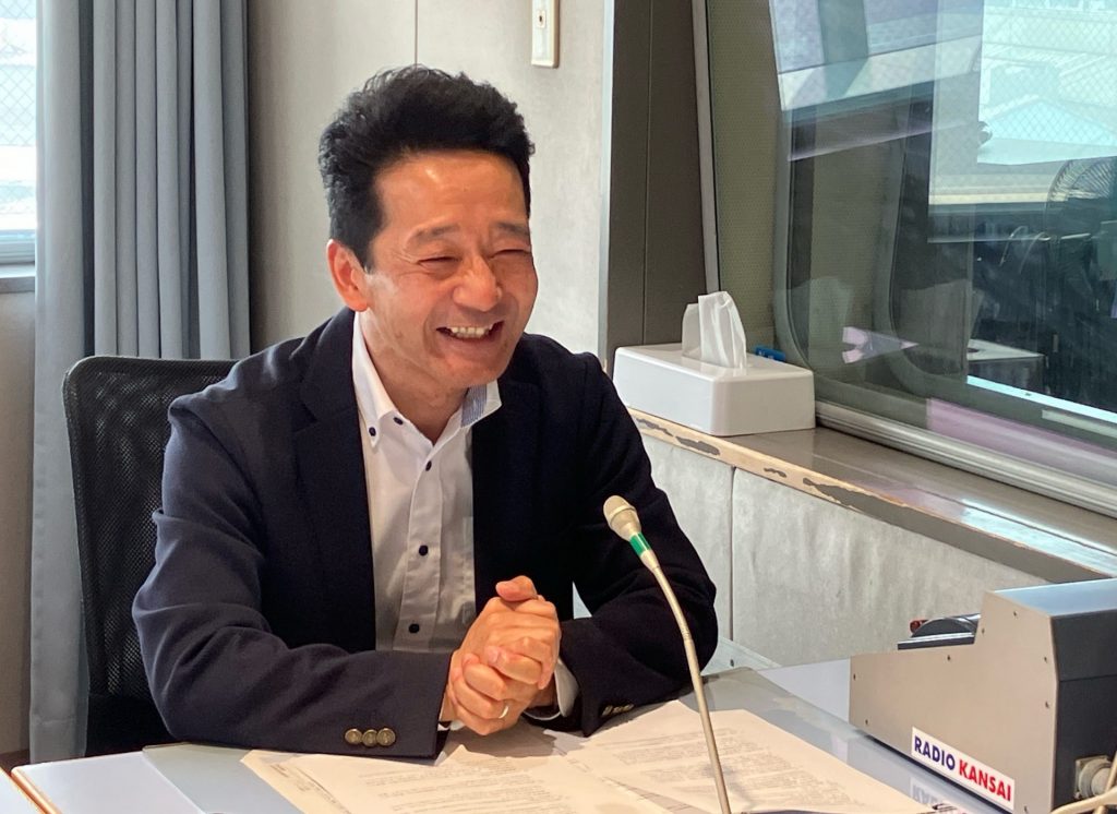 北播磨地域の魅力などについて語る北播磨県民局・成田徹一県民局長（ラジオ関西スタジオにて）
