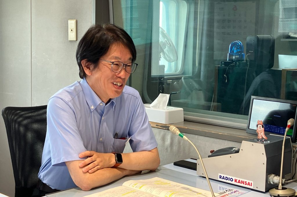 淡路島３市の魅力などについて語る、淡路県民局・川井史彦県民局長（ラジオ関西スタジオにて）