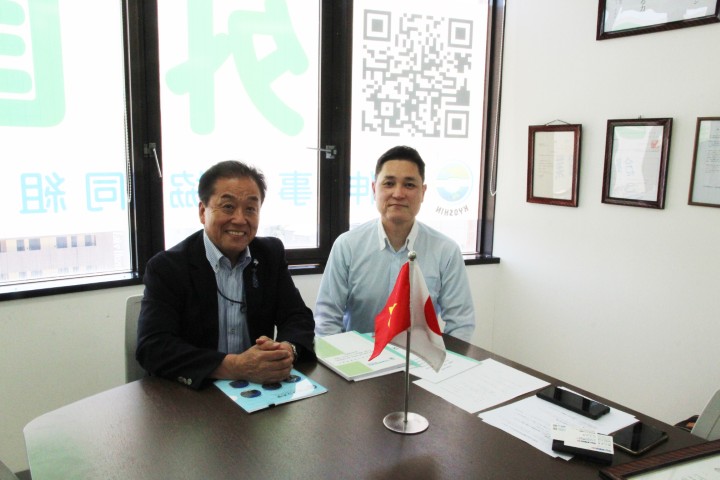 「共伸事業協同組合」の代表理事、富永芳史さん（写真右）とラジオ関西パーソナリティの三上公也氏