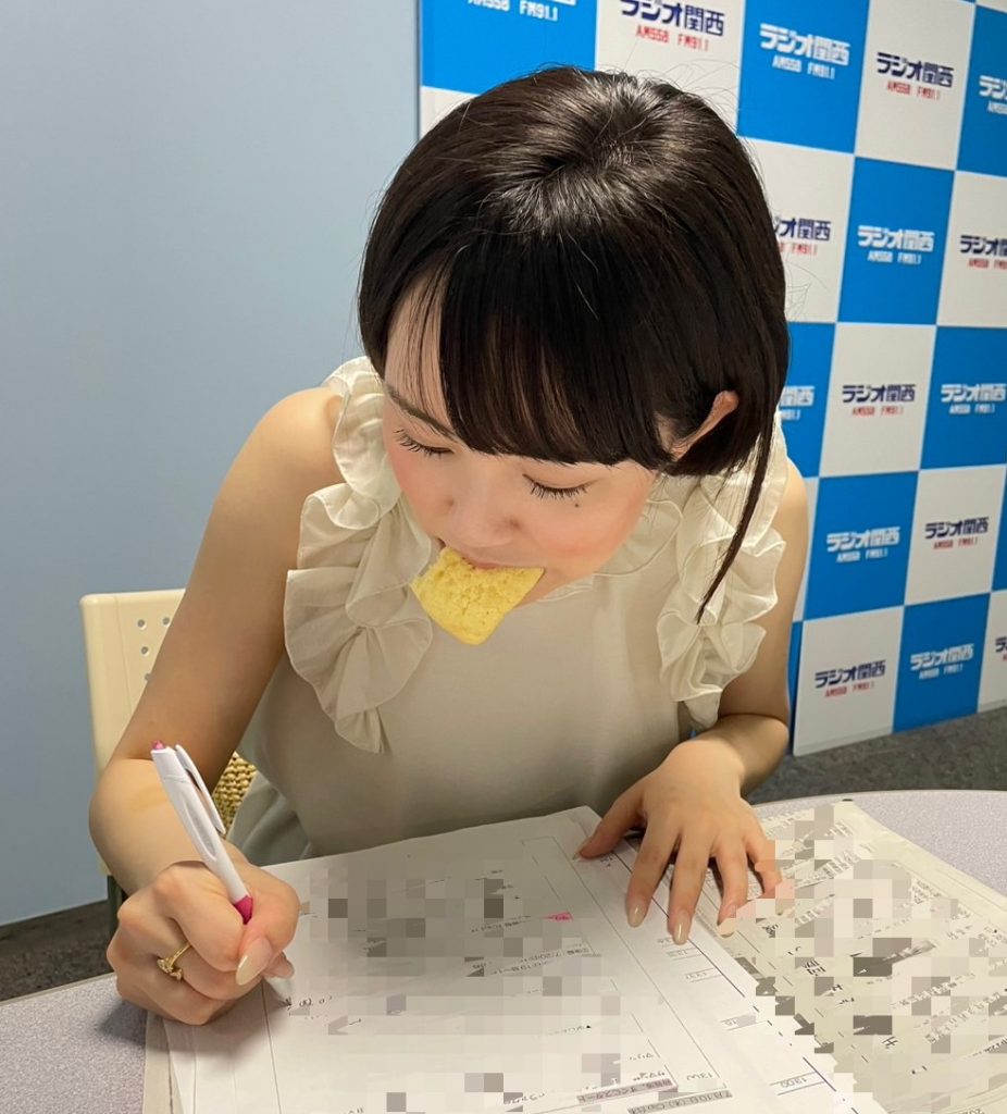 サマンサが『口くわえ女』と名付けた阪田マリンの様子