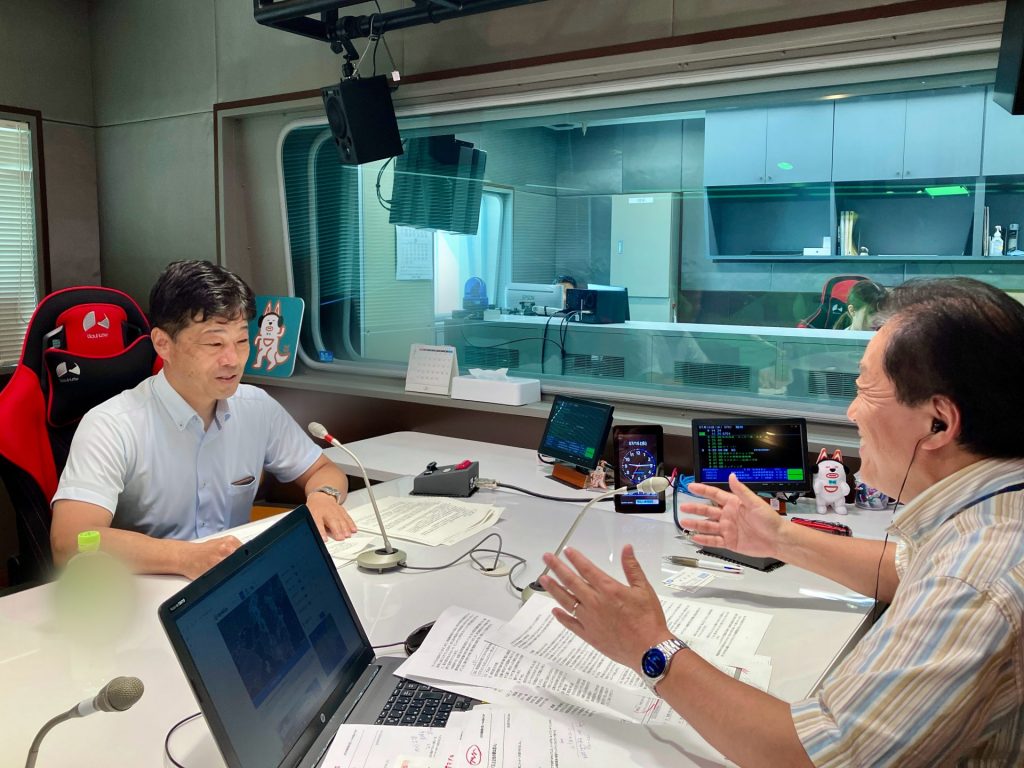 「東播磨地域の魅力を発信し、転出してもまた戻ってきたいと思える地域づくりを進めたい」と語る　東播磨県民局・野北県民局長〈左〉（ラジオ関西スタジオにて）