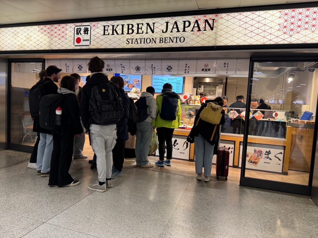 スイス・チューリッヒ駅での駅弁販売の様子　（提供：まねき食品株式会社）