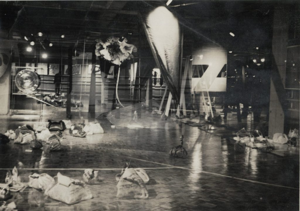 第1 回芦屋川国際ビエンナーレ 1972 撮影：堀尾貞治 Ⓒ松谷武判アーカイブス