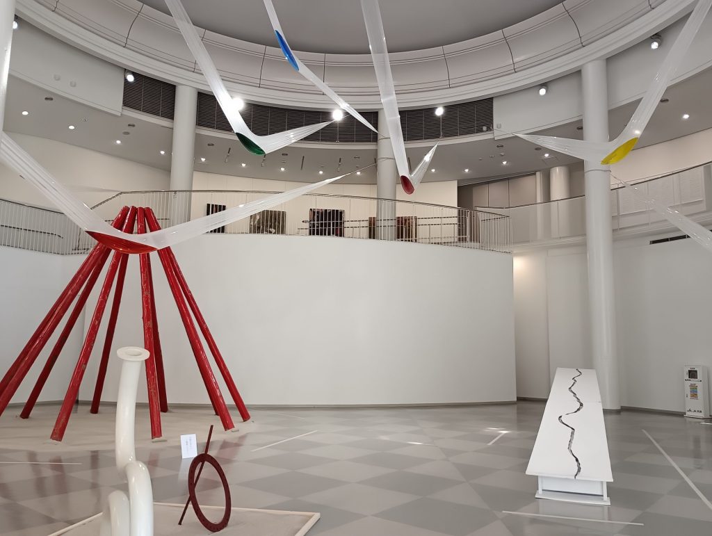 展示風景　左：白髪一雄『どうぞお入りください』　1955/1993　右：白髪富士子『白い板』1955/1992　上部：元永定正『作品（水）』1956/2025　いずれも芦屋市立美術博物館蔵