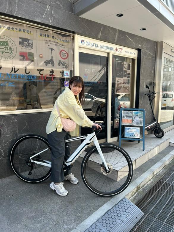 e-bikeに跨らせてもらいました！　（提供：株式会社あくと）