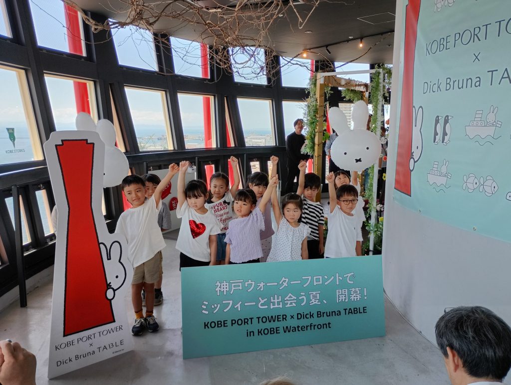 「行ってきます！」と声をかける園児たち