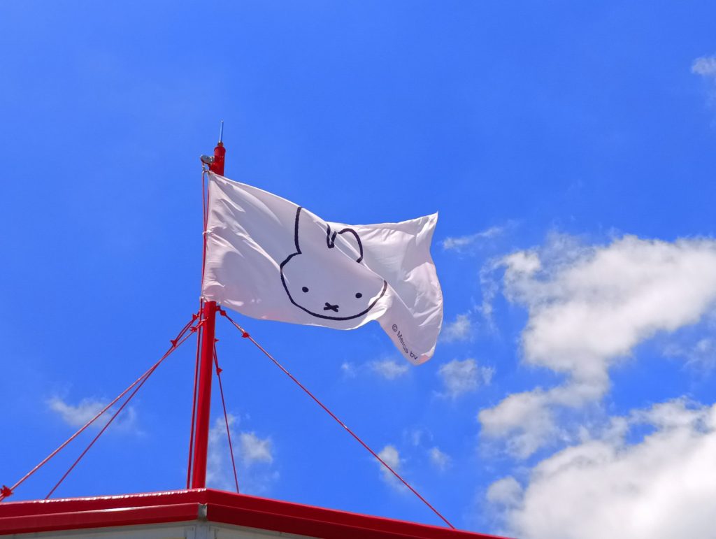 神戸ポートタワーに掲げられたフラッグ