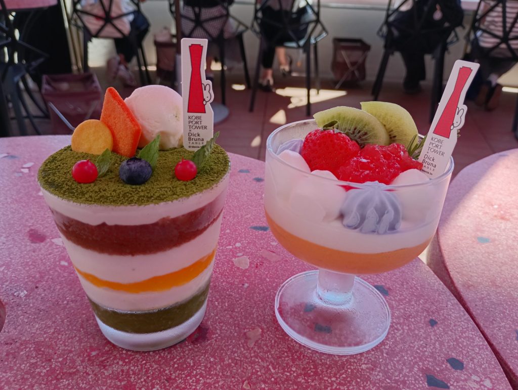神戸ポートタワー　低層4階　カフェ＆バー「PORT TERRACE」で提供される　神戸の海をイメージしたサジーとヨーグルトのムース（右）と神戸の山をイメージした抹茶ティラミス（左）