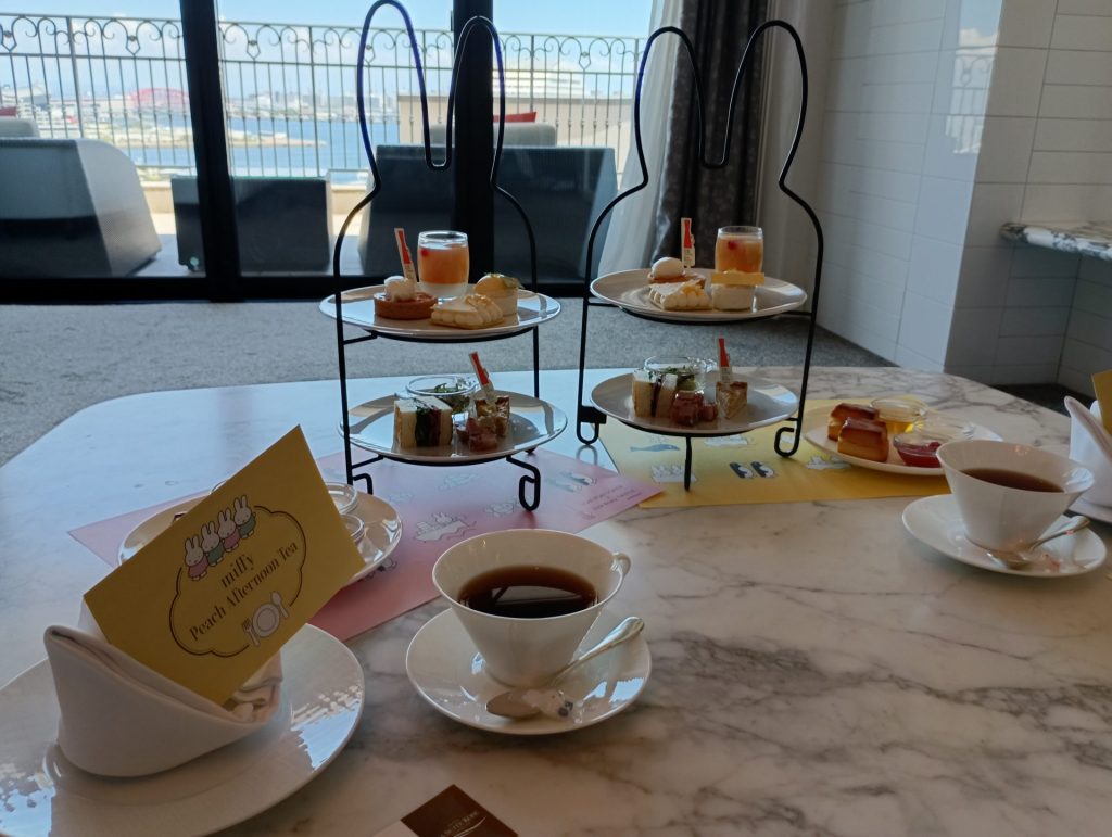 ホテル ラ・スイート神戸で提供されるミッフィー仕様の「ピーチアフタヌーンティー」