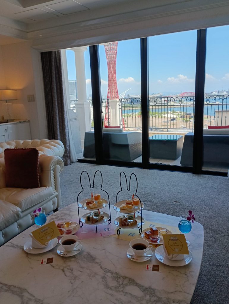 ホテル ラ・スイート神戸で提供されるミッフィー仕様の「ピーチアフタヌーンティー」