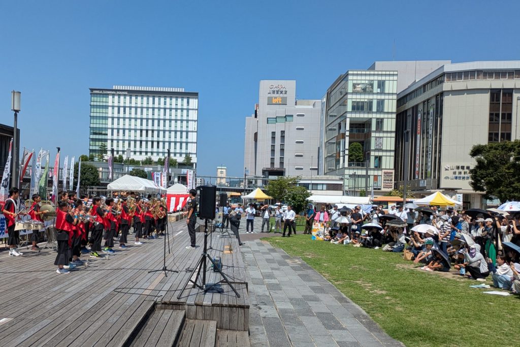 姫路市立豊富小中学校金管バンドの演奏の様子