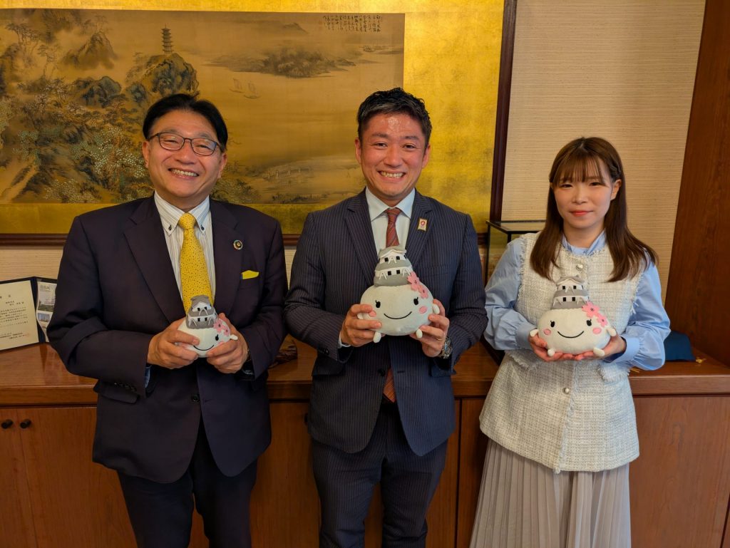 写真中央：まねき食品株式会社　代表取締役社長・竹田典高さん　左：パーソナリティの清元秀泰姫路市長　右：ナビゲーターの洲崎春花