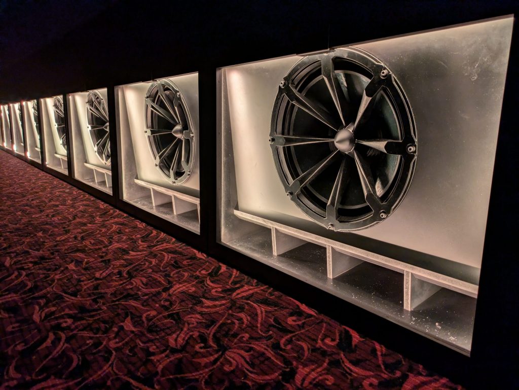 「雷舞」の音質を支える10個のスピーカー