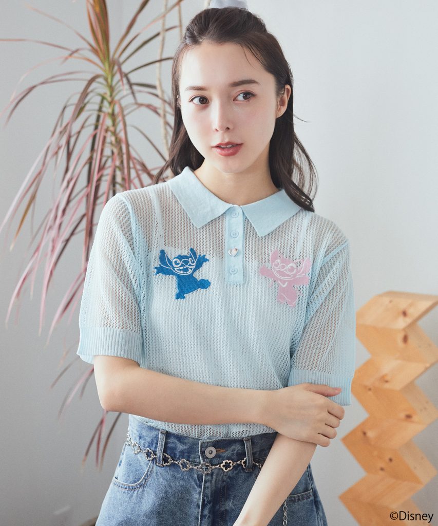 「スティッチ/刺繍ハートボタンニットポロシャツ」（カラー：Sax/Black　4999円）