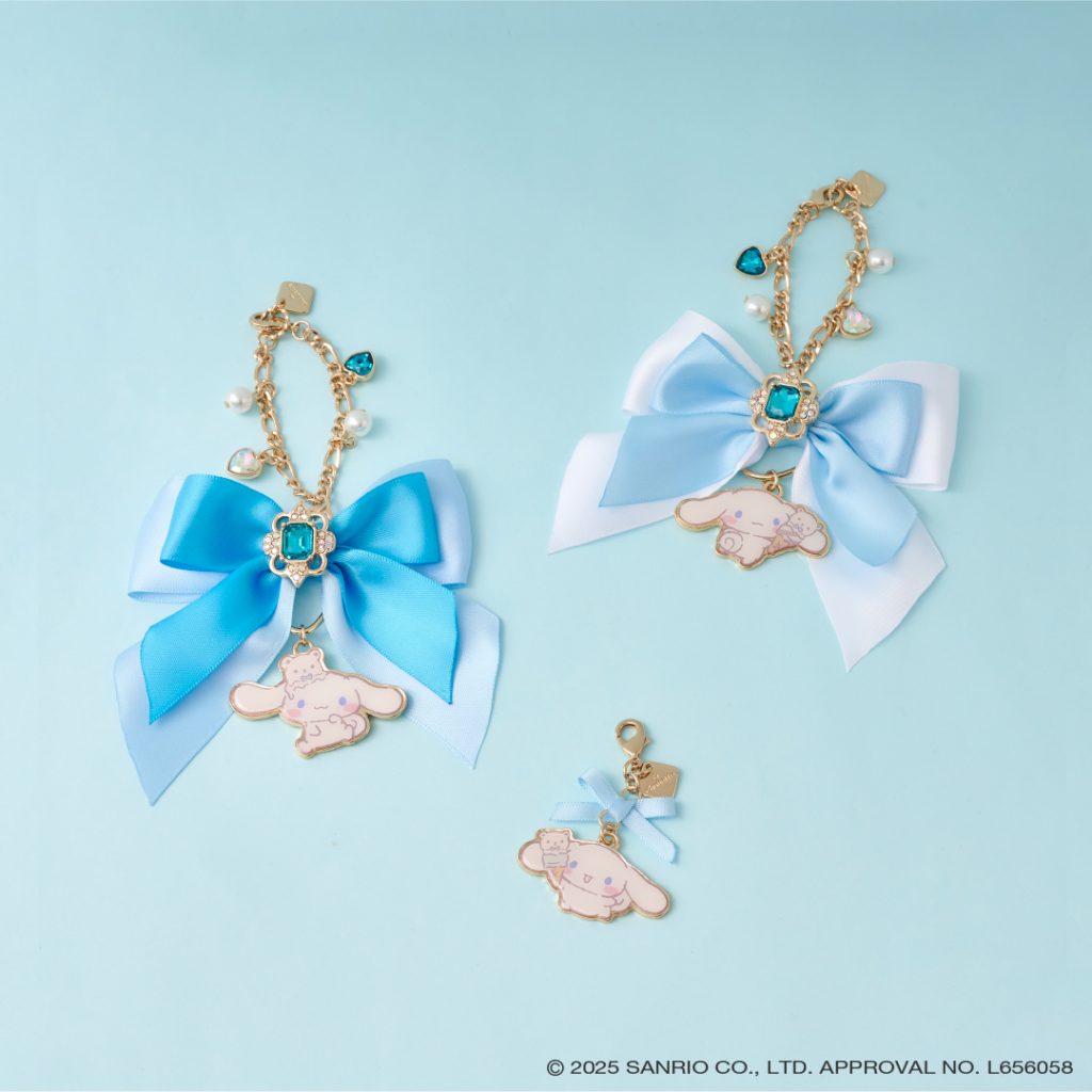 & chouette「シナモロール」コレクション　バッグチャーム（5500円）、ファスナーチャーム（3850円）