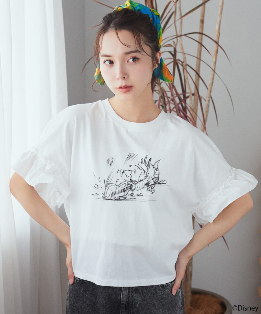 「スティッチ/フリルドッキングTEE」（カラー：Off White/Gray Beige　3999円）