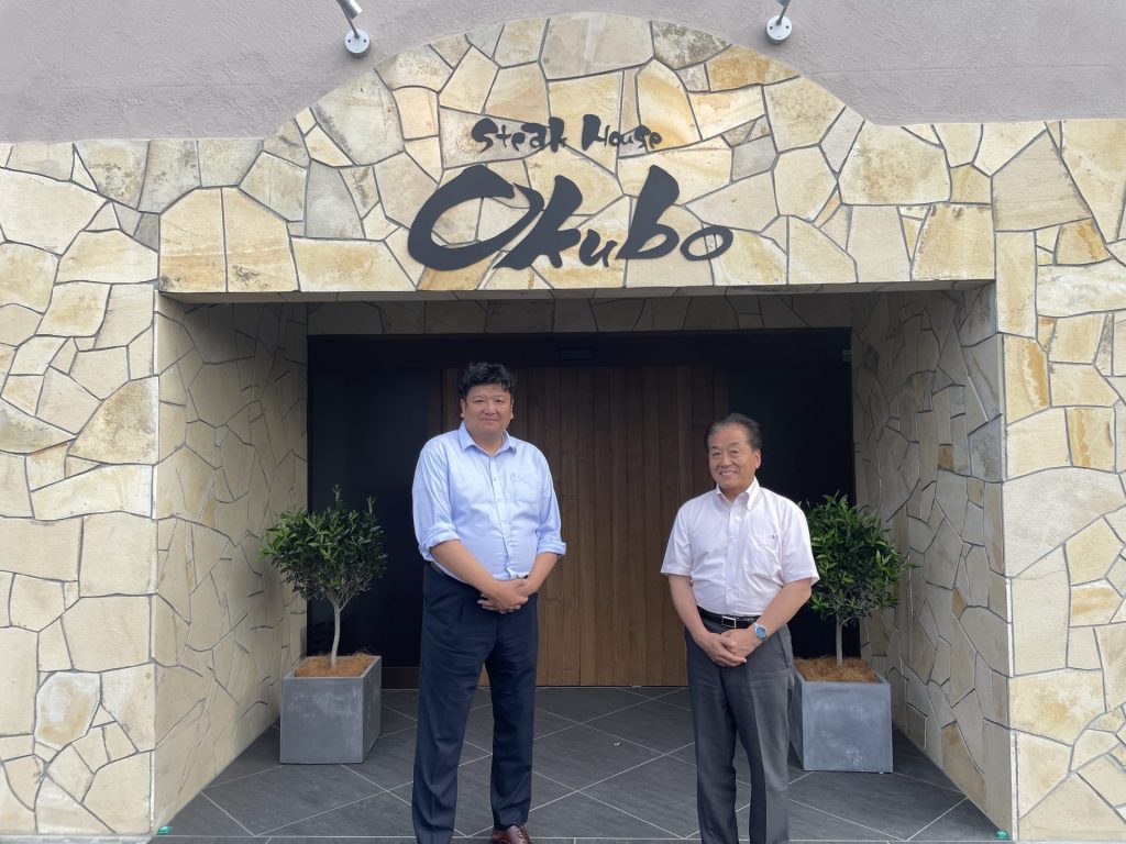 有限会社珈集（三木市）の代表取締役社長・平野薫大さん（写真左）とラジオ関西パーソナリティの三上公也氏