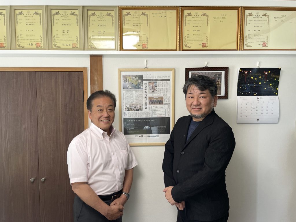 株式会社一芯の代表取締役社長・濱口学さん（写真右）とラジオ関西パーソナリティの三上公也氏