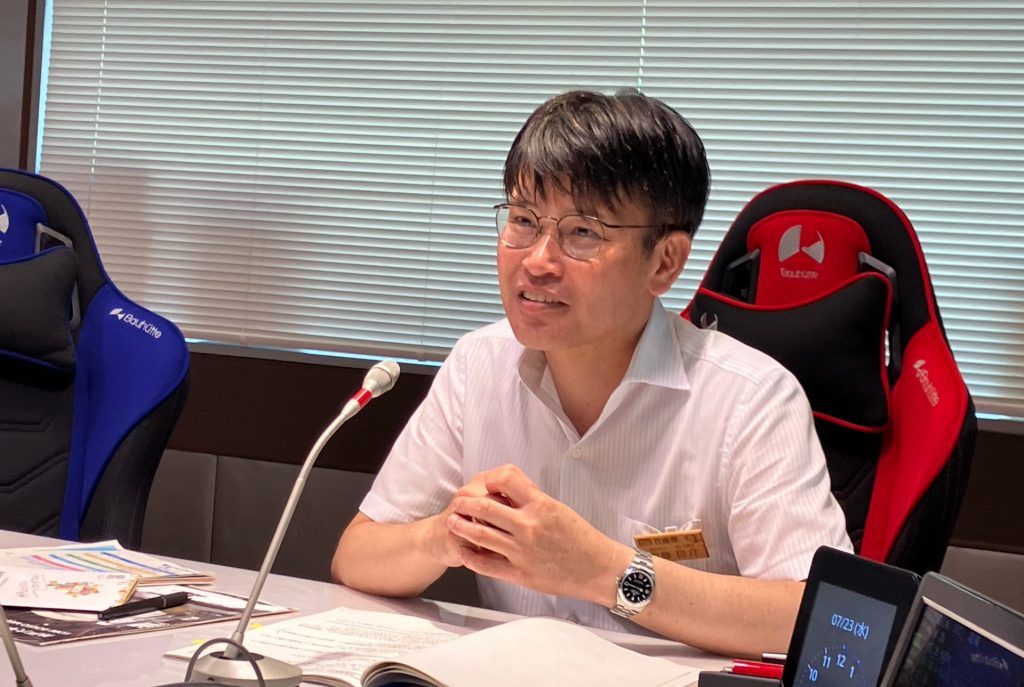 神戸県民センター管内の魅力やこうべフィールドパビリオンについて語る　内藤良介センター長（ラジオ関西スタジオにて）