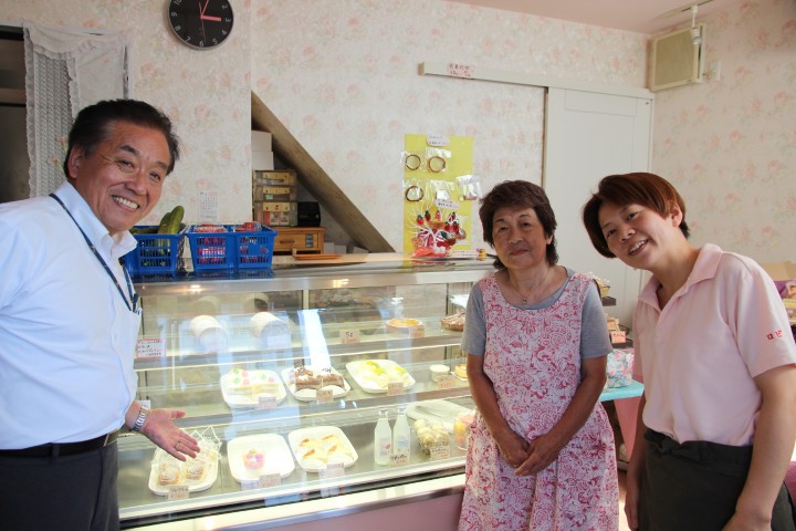 「ケーキとコーヒーの店ロビン」、オーナーパティシエ・岡本典子さん（写真右）と母親のみさよさん（写真中央）、ラジオ関西パーソナリティーの三上公也氏