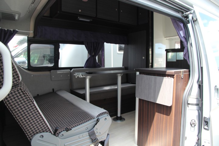 キャンピングカーの車内