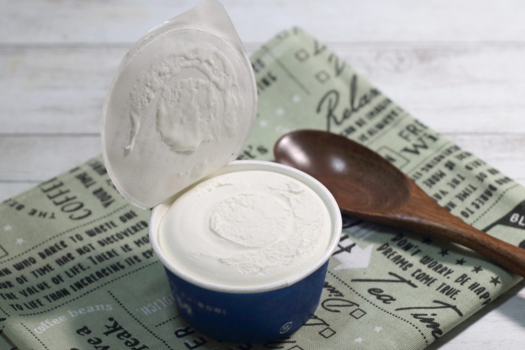 人前でアイスのフタの裏を舐めるのはアリ？