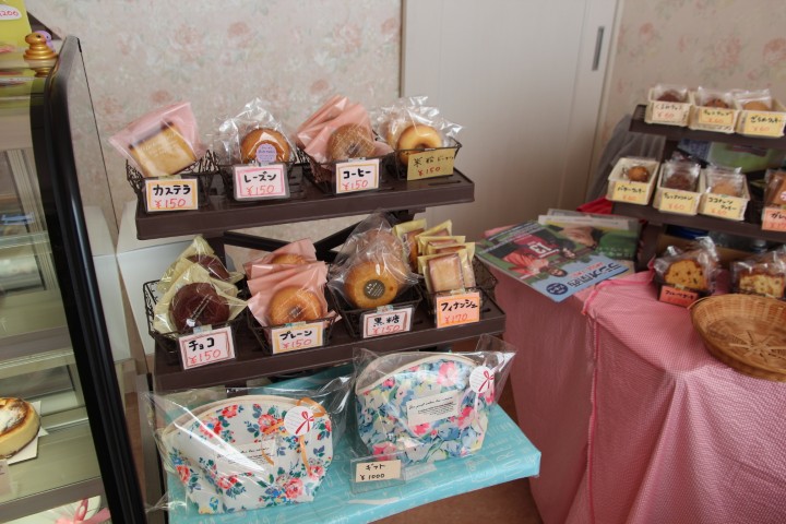 店内には焼き菓子も並ぶ