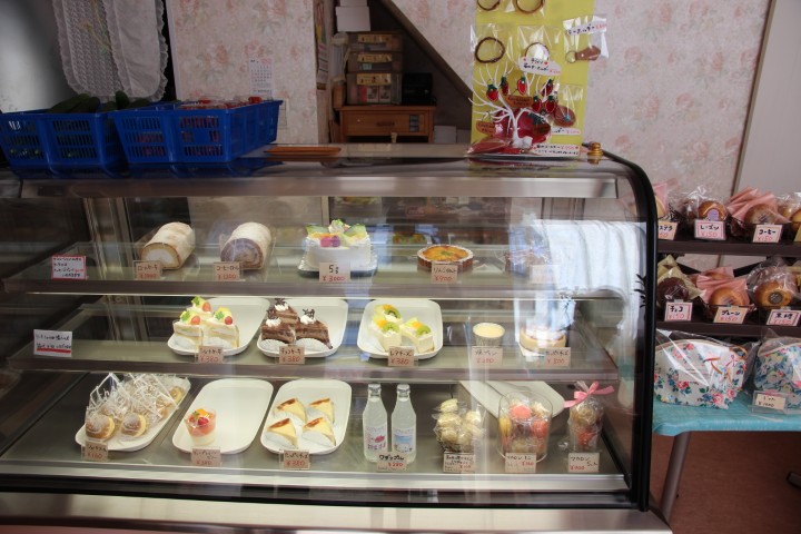 様々なケーキが並ぶショーケース
