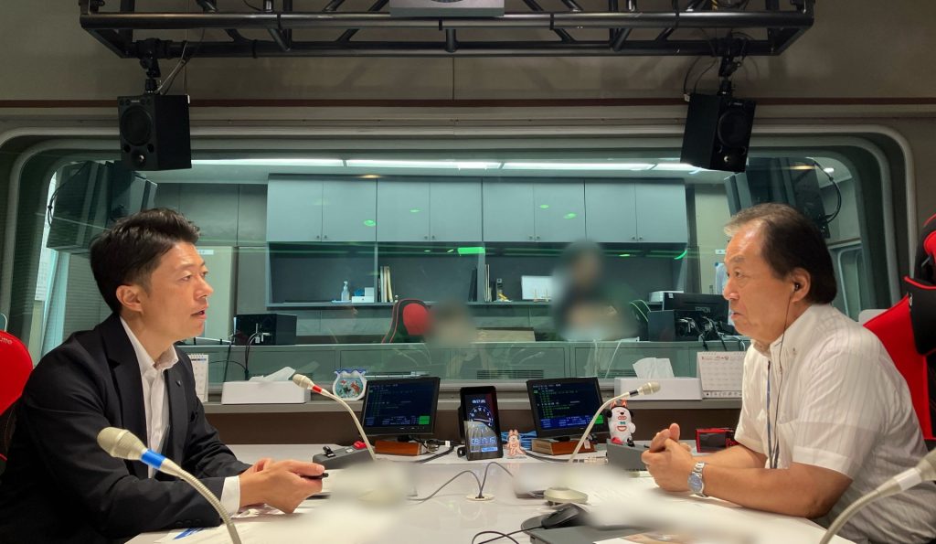 淡路市では「少子高齢化の歯止めをかけるのが喫緊の課題」として、市の政策を語る戸田市長（左）