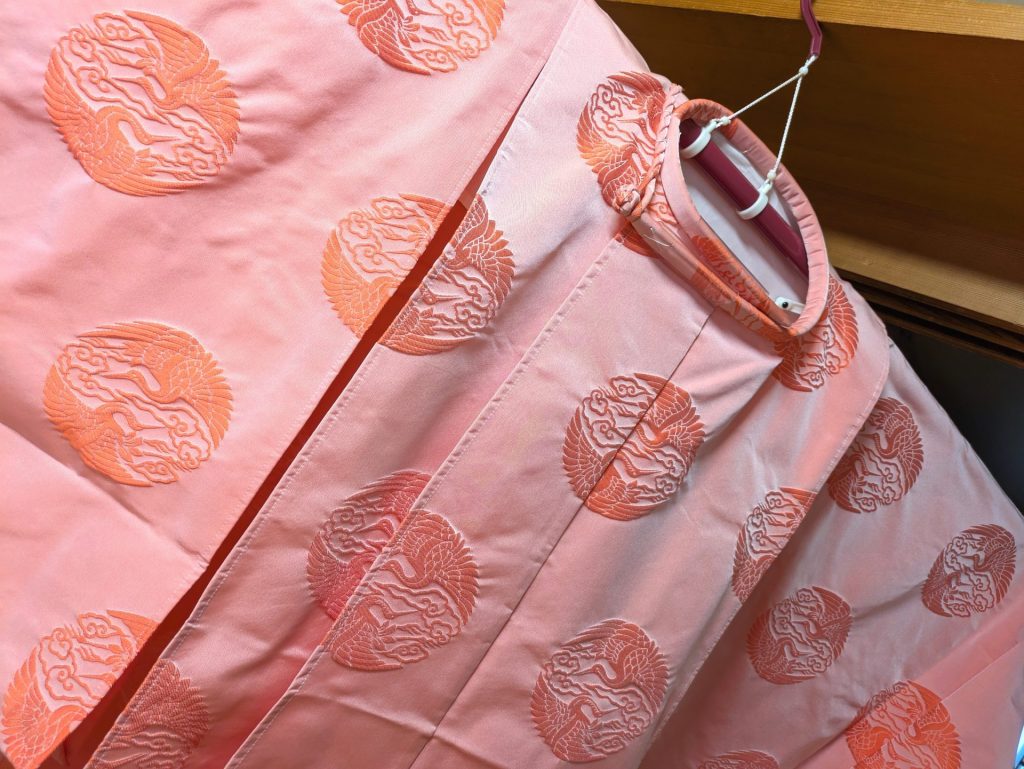 ご祈祷の際に身につける 狩衣（かりぎぬ）という装束