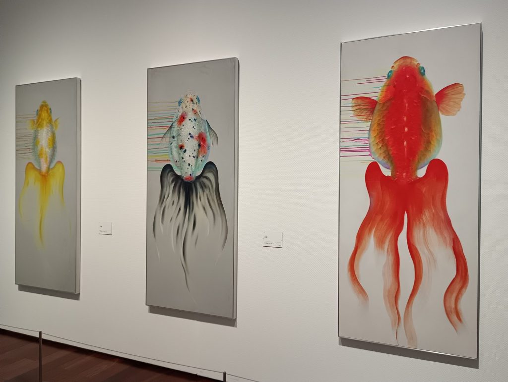 展示風景　右から：『緋霧』2021年　『月窓』2021年　『黄瀬』2021年