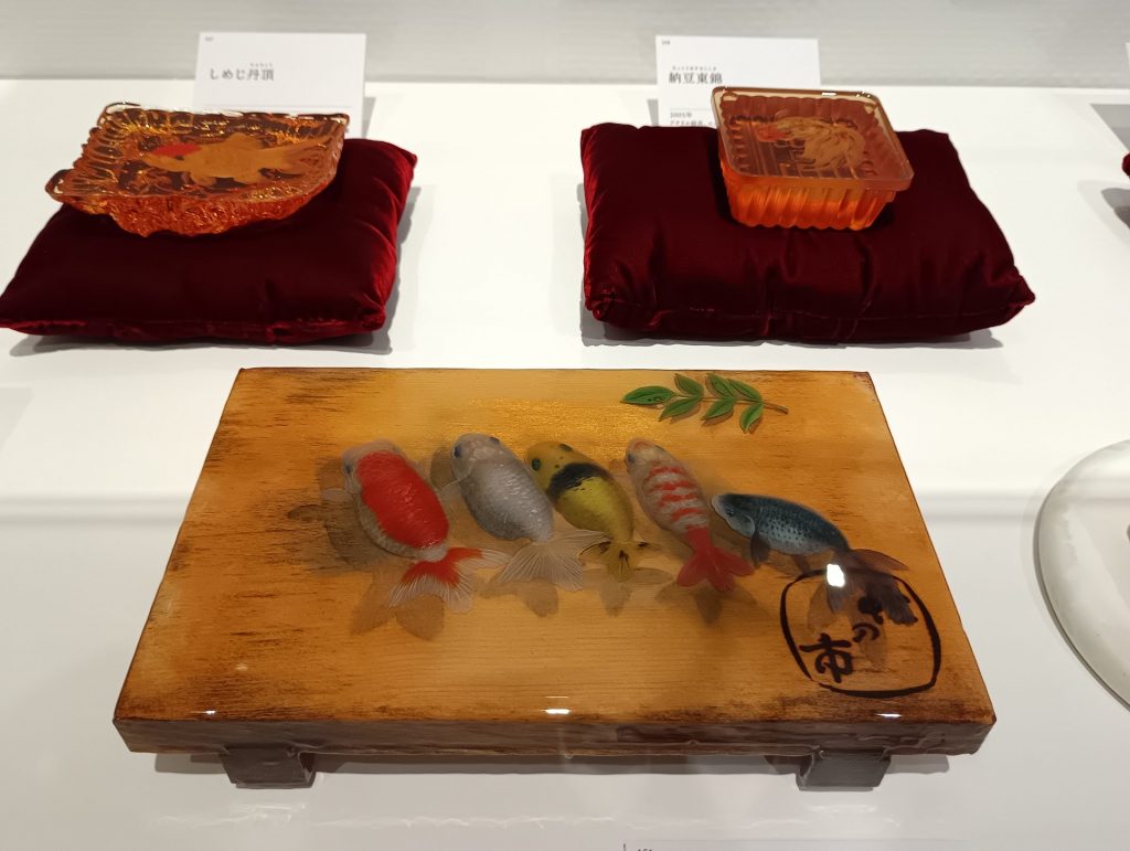 展示風景　手前：『尾須志勲』2022年　個人蔵