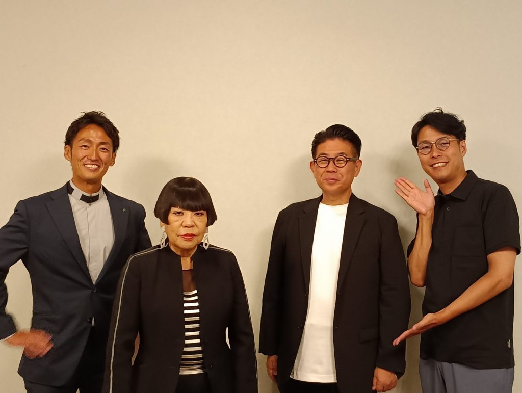 左から：　株式会社ハマテック・濱中朋弘さん、コシノジュンコさん、株式会社たまゆら　岡本哲さん　番組進行役・タケモトコウジさん