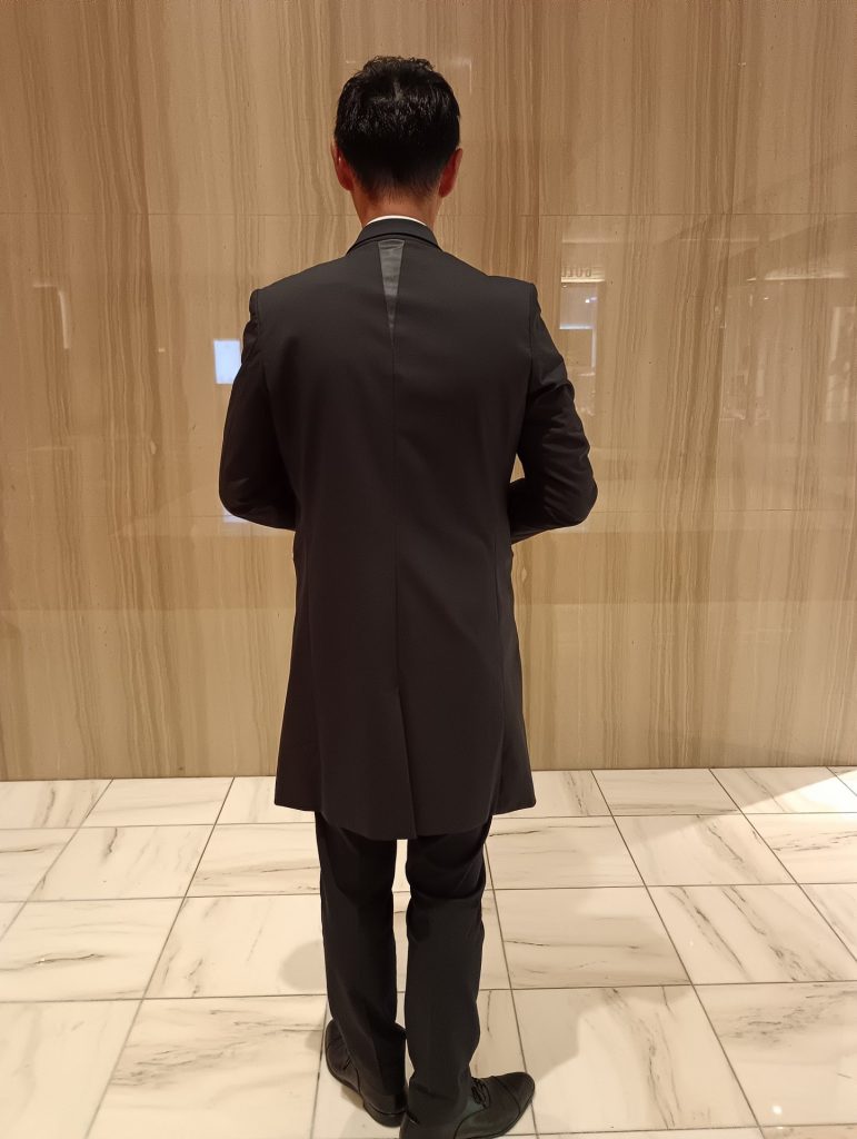 コシノジュンコさんデザイン　リーガロイヤルホテル大阪 ヴィニェット コレクションのユニフォーム（後ろ姿）
